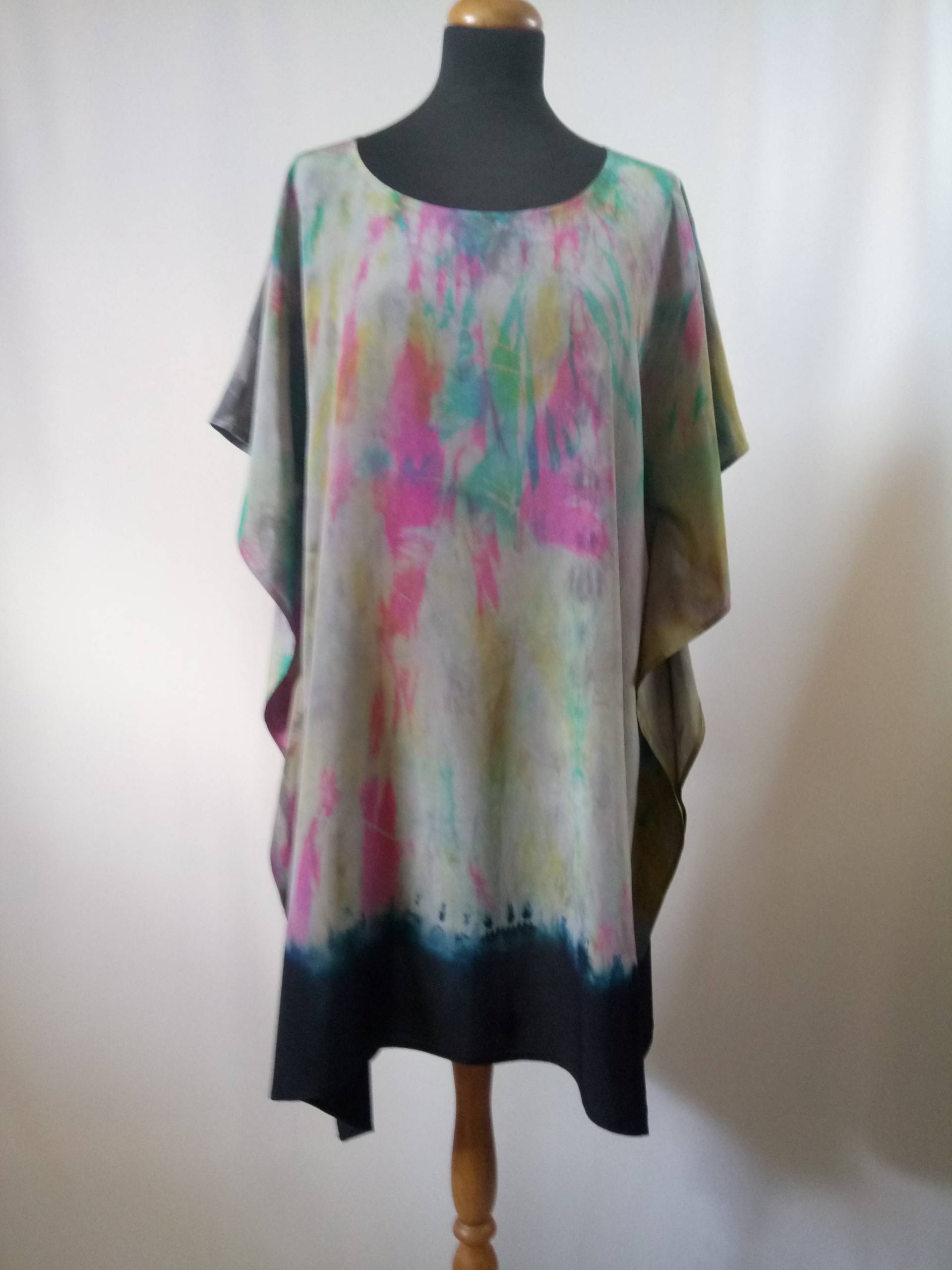 Grau-Bunte Seide Tunika Handbemalte Oversize Kurzes Kleid Lockerer Kaftan Lange Seidenbluse in Abstrakten Mustern Hochzeitstunika von GrzegorzPuchacz