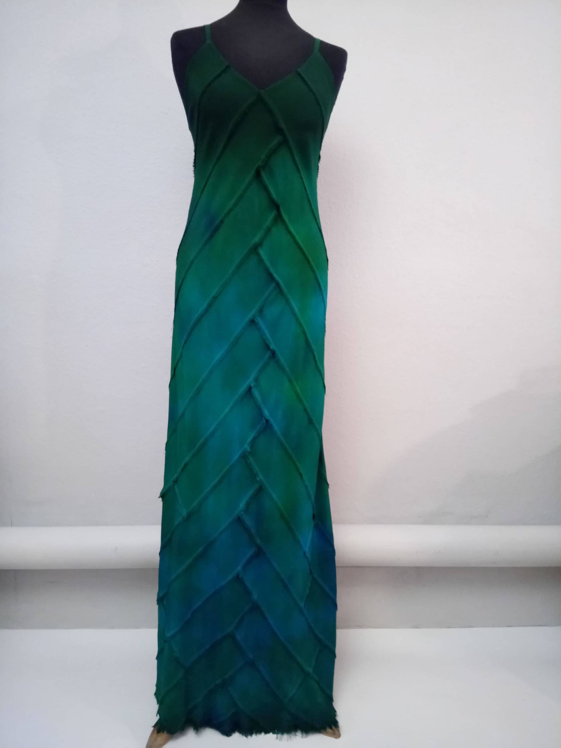 Seide Patchwork Kleid Handbemaltes Seidenkleid Brautjungfernkleid Für Die Braut Intensiv Grünes Tailliertes Naturseidenkleid von GrzegorzPuchacz