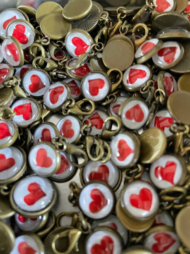 Liebe To Go Handgemalte Herzchen in Kleinen Charm-Anhängern Liebe To Go Handgemalte Herzchen in Kleinen Charm-Anhängern von GuardiGems
