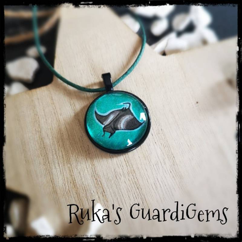Rochen/Kette Schmuck Handgemalt Cabochon 25 Mm Anhänger Amulett Rochen/Kette Schmuck Handgemalt Cabochon 25 Mm Anhänger Amulett von GuardiGems