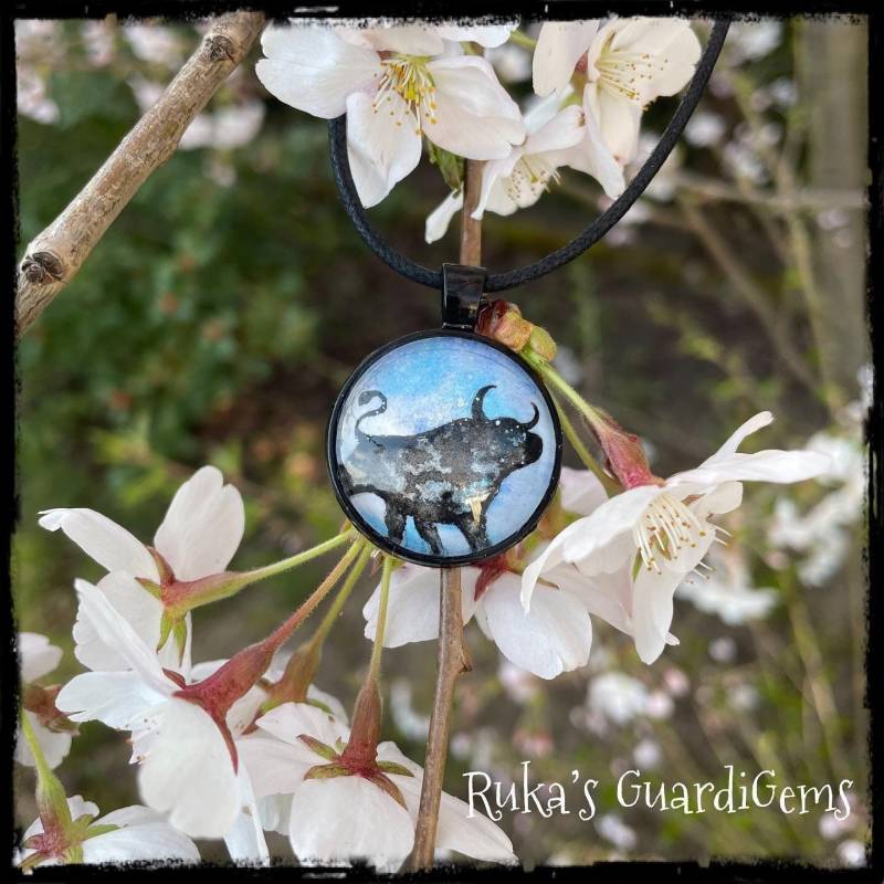 Sternzeichen Stier/Halskette Handgemalt Cabochon von GuardiGems