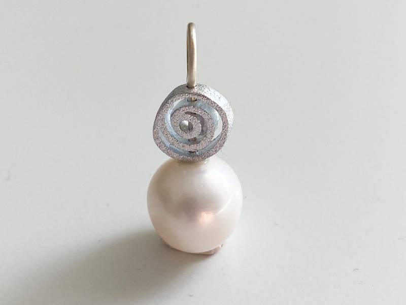 Anhänger Mit Perle Und Silberschnecke von GudrunRothSchmuck