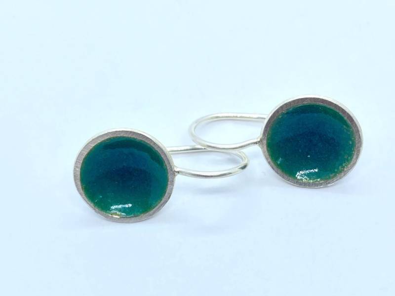 Dunkelgrün Emaillierter Silberohrring Rund von GudrunRothSchmuck