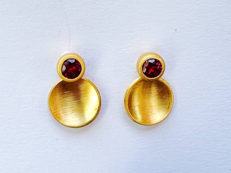 Goldene Ohrringe Mit Granat Stecker von GudrunRothSchmuck