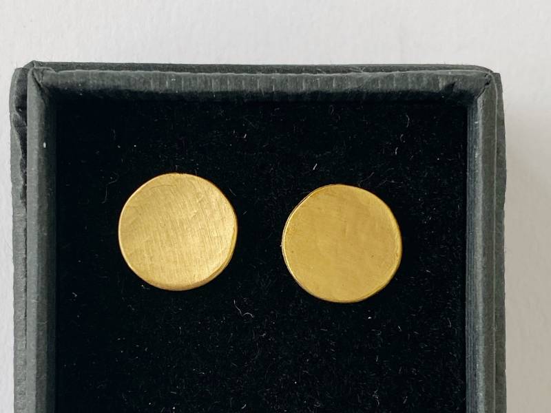 Goldene Ohrringe Rund Gehämmerte Scheiben von GudrunRothSchmuck