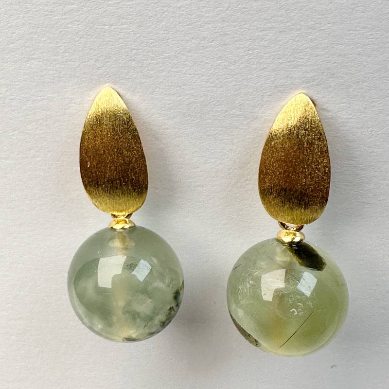 Goldene Ohrstecker Mit Prehnit Kugel von GudrunRothSchmuck