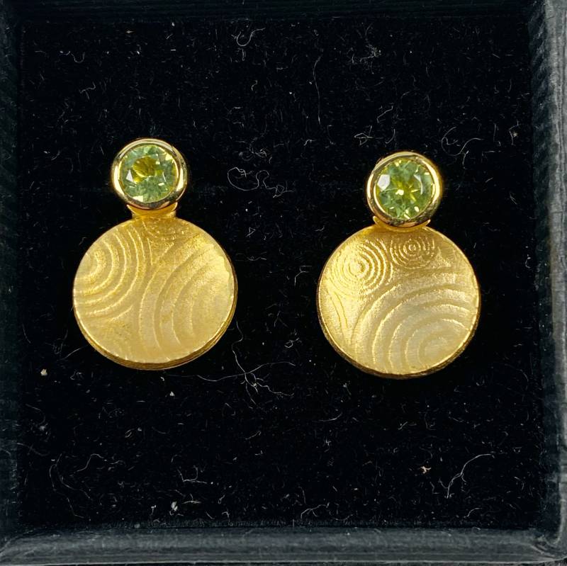Goldener Ohrstecker Peridot Goldscheibe Rund von GudrunRothSchmuck