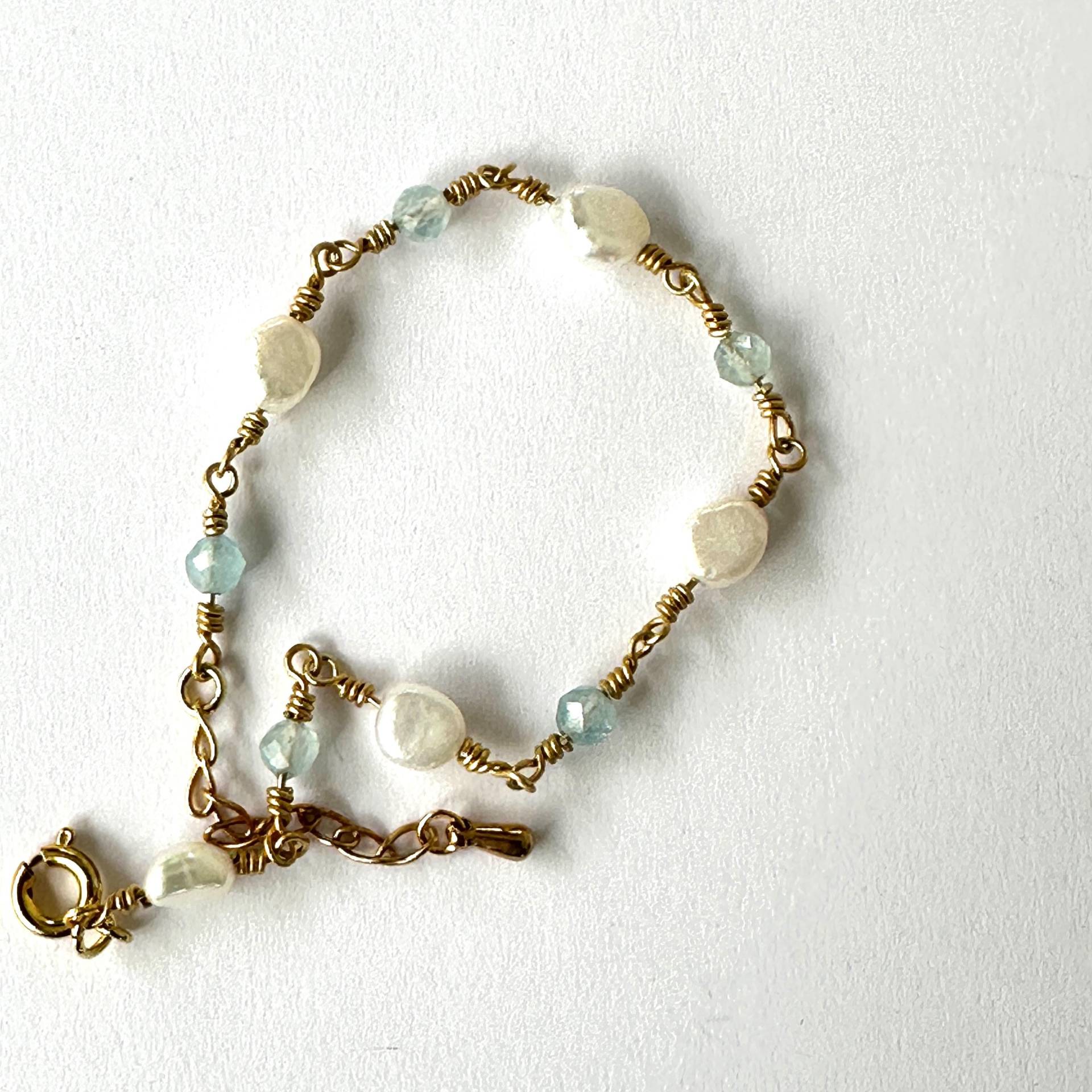 Goldenes Gliederarmband Mit Edelsteinen von GudrunRothSchmuck