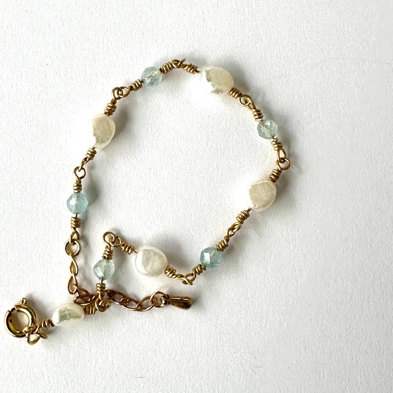 Goldenes Gliederarmband Mit Edelsteinen von GudrunRothSchmuck