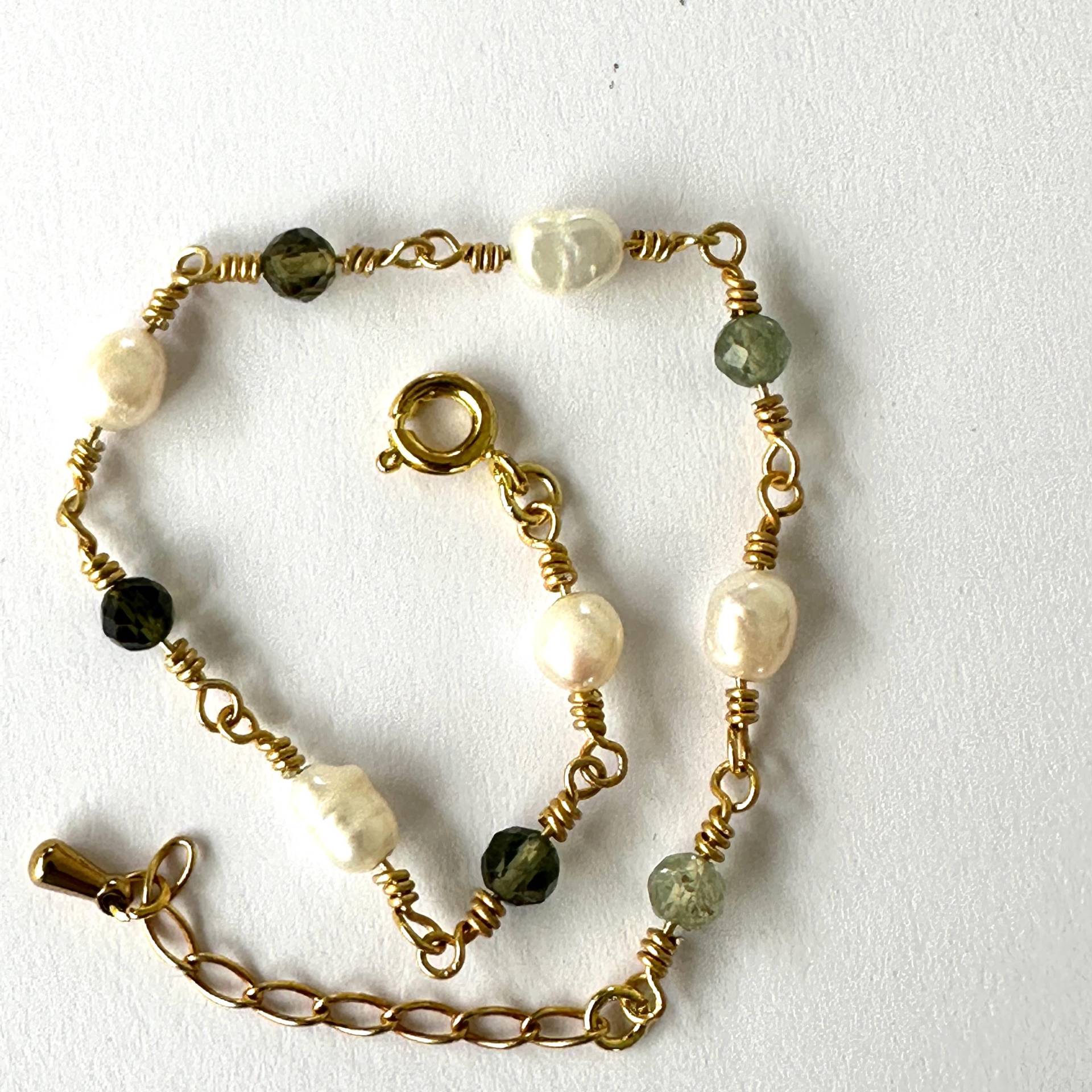 Goldenes Gliederarmband Mit Edelsteinen von GudrunRothSchmuck