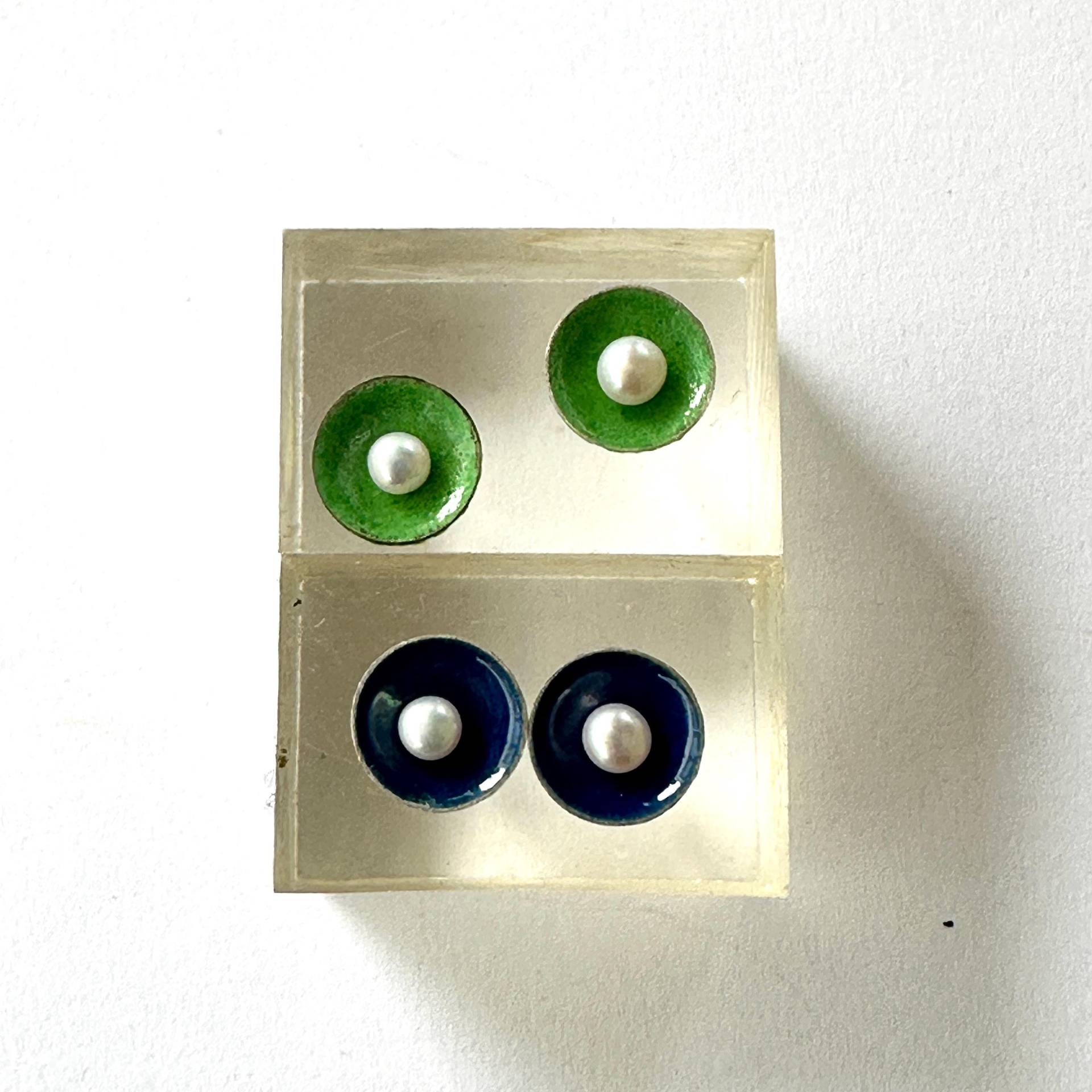 Grün Emaillierter Ohrstecker Mit Perle von GudrunRothSchmuck