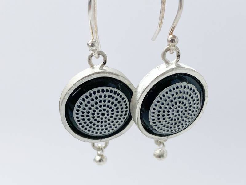 Hängeohrring Silber Schwarz-Weiß Glasknopf Vintage von GudrunRothSchmuck
