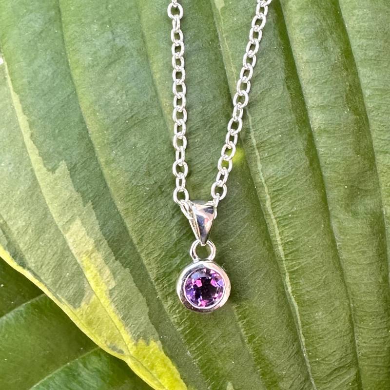 Kleiner Silberanhänger Mit Rhodolith von GudrunRothSchmuck