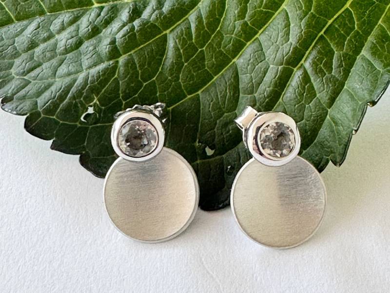 Ohrring Mit Weißem Topas Und Silberscheibe Rund von GudrunRothSchmuck