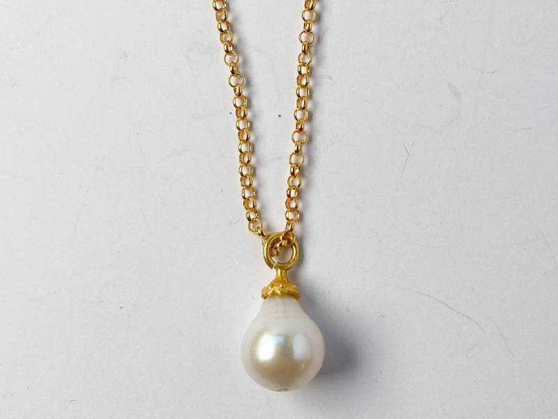 Perlen Anhänger Gold, Tropfen Mit Goldaufhängung von GudrunRothSchmuck