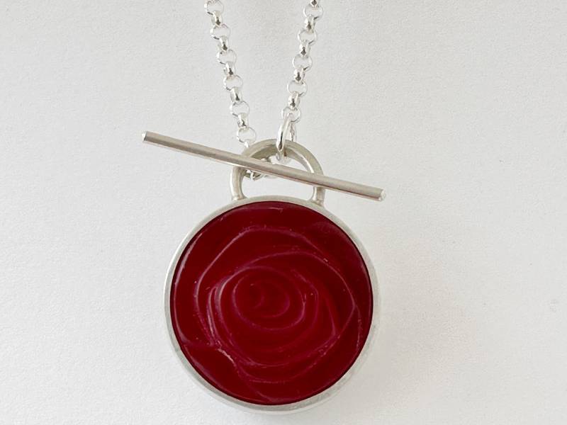 Silberanhänger Mit Roter Rose von GudrunRothSchmuck