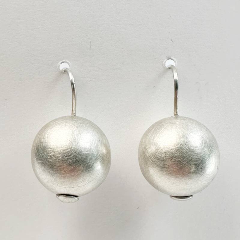Silberne Kugelohrringe Mattiert 18mm von GudrunRothSchmuck
