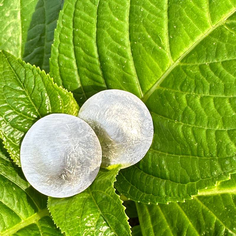 Silberne Ohrstcker Rund Und Gehämmert von GudrunRothSchmuck