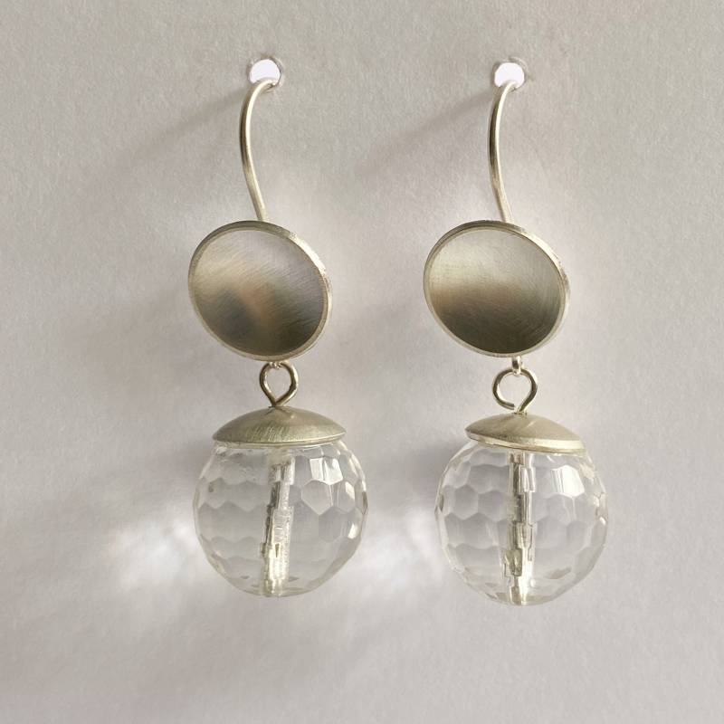 Silberne Wechselohrringe Mit Facettierten Bergkristallkugeln von GudrunRothSchmuck