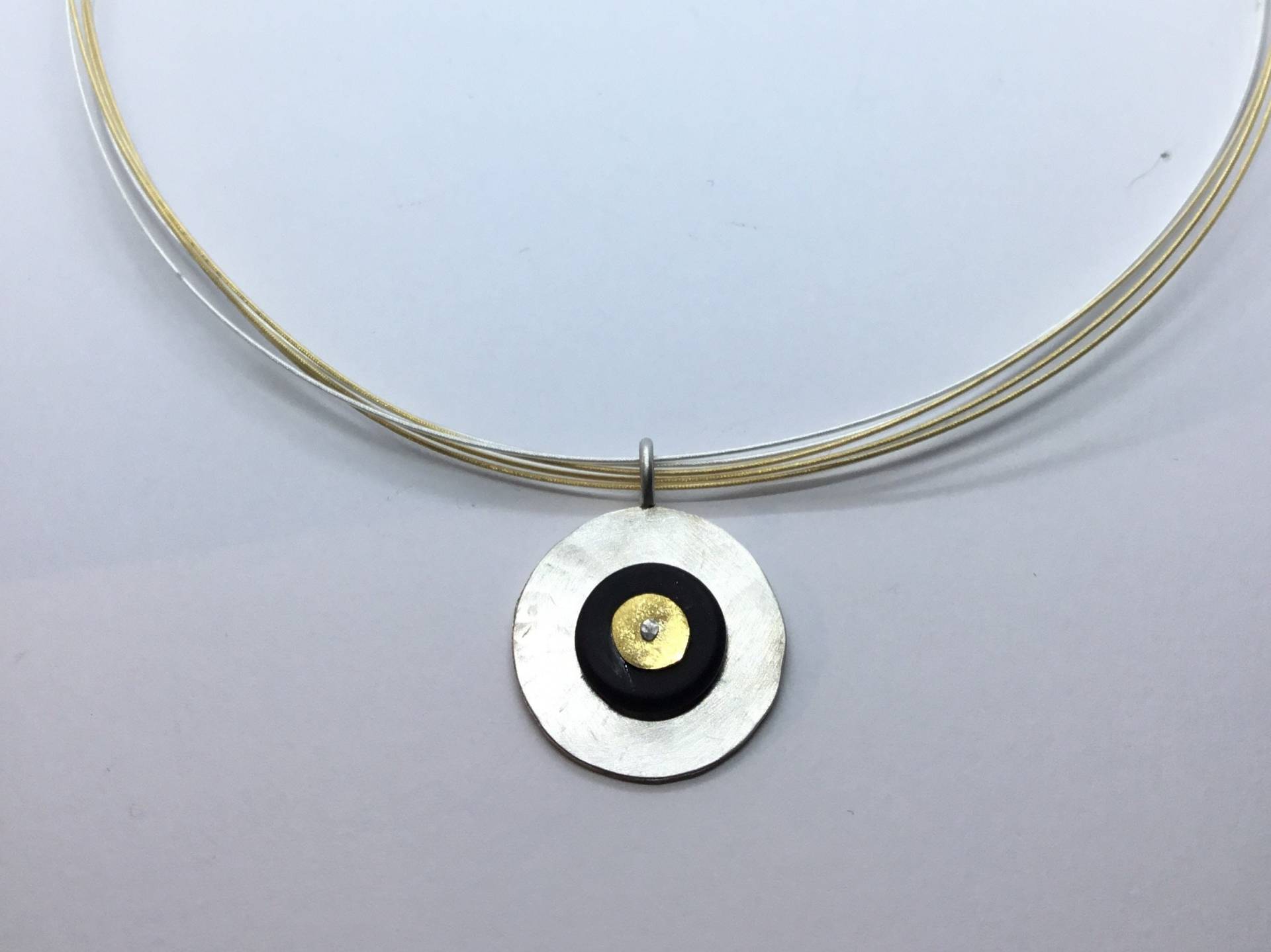 Silberner Scheibenanhänger Mit Onyx Und Gold von GudrunRothSchmuck