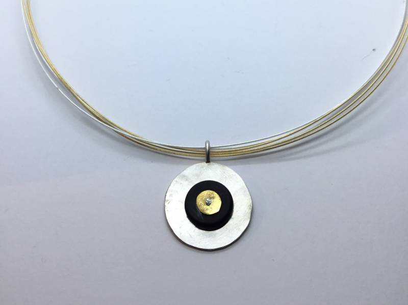 Silberner Scheibenanhänger Mit Onyx Und Gold von GudrunRothSchmuck