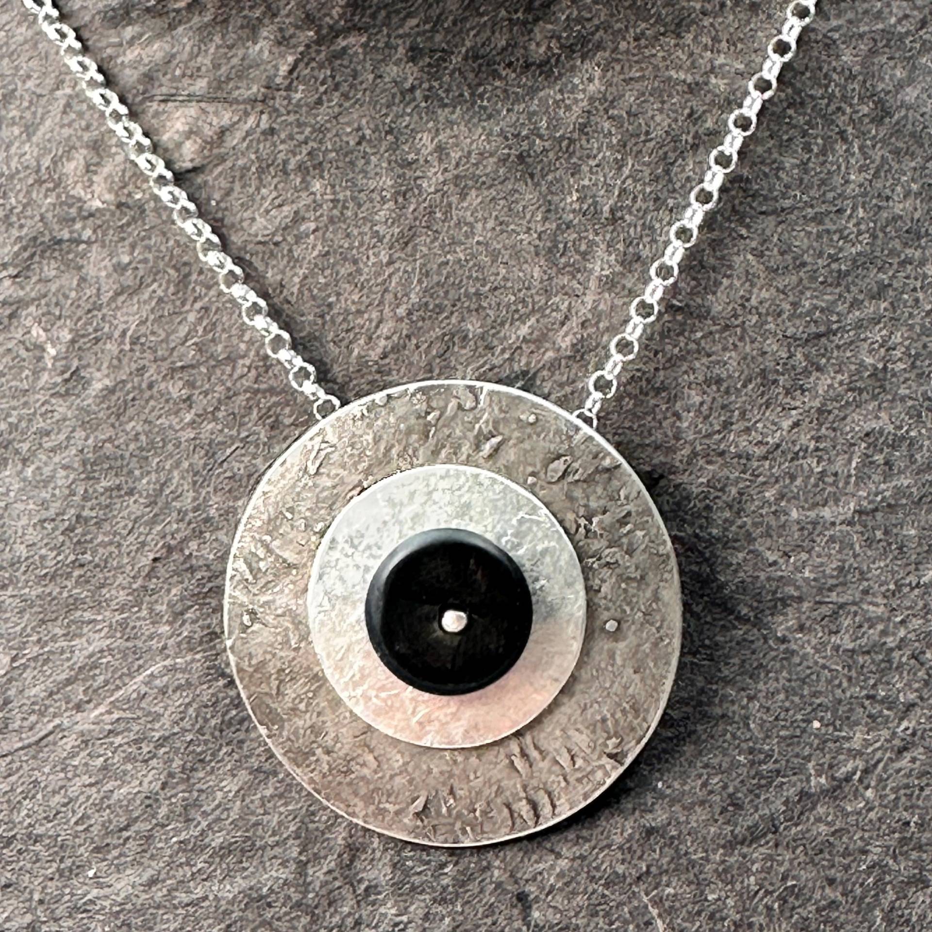 Silberner Scheibenanhänger Mit Onyx Und Gold von GudrunRothSchmuck