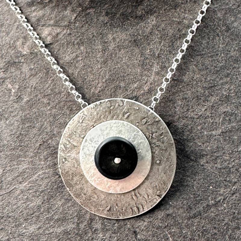 Silberner Scheibenanhänger Mit Onyx Und Gold von GudrunRothSchmuck