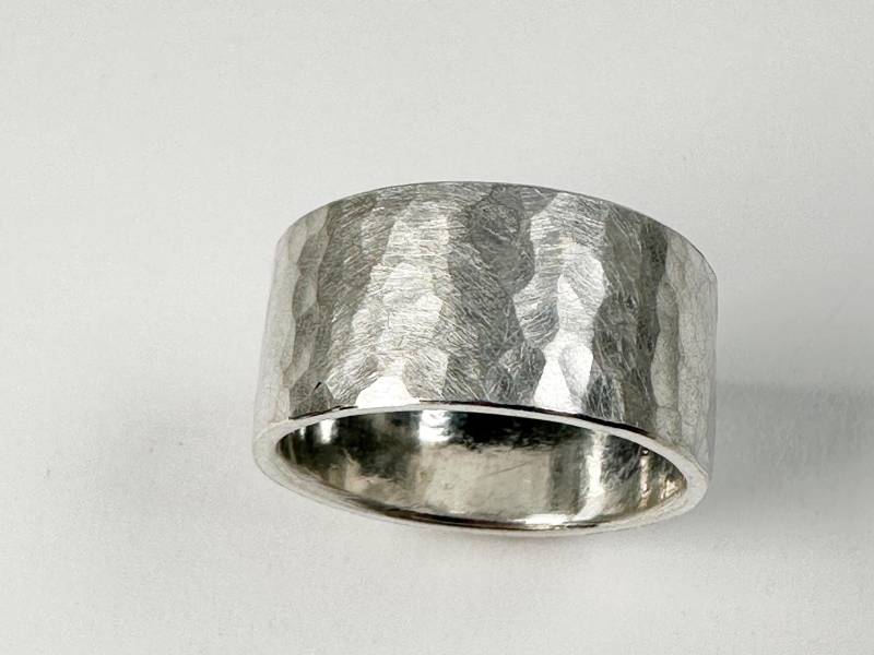 Silberring Hammerschlag, Bandring Mit Struktur von GudrunRothSchmuck