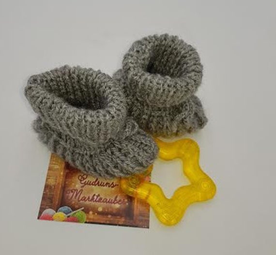 Babyfinkli in Grau, Kuschelig, Geschenk, Babyschuhe, Babysocken, Neugeborene, Erstlingsschuhe von GudrunsMarktzauber