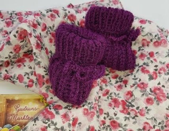 Babypuschen, Lila, Babyschuhe, Baby Booties, Babysocken, Neugeborene, Taufe, Erstlingsschuhe von GudrunsMarktzauber