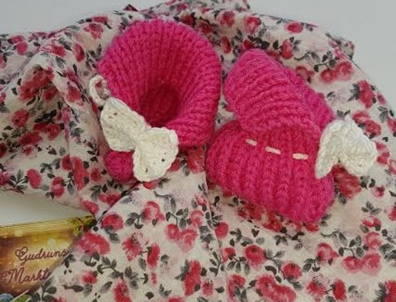 Erstlingsschuhe Für Die Kleine Prinzessin in Rosa Mit Schleife, Geschenk, Neugeborene, Babyschuhe, Babysocken, Puschen, Taufe von GudrunsMarktzauber