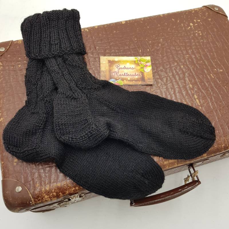 Gr. 38/39, Haussocken, Handgestrickt, Geschenk, Warm, Uni Schwarz, Zopfmuster, Socken, Unisex von GudrunsMarktzauber
