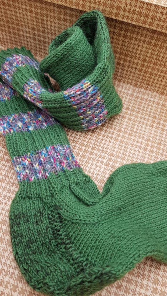 Gr. 42/43, Socken, Handgestrickt, Grün, 3 Bunt Melierte Streifen Am Rohr, Spitze Und Ferse Verstärkt, Modisch, Flott, Warm, Weihnachten von GudrunsMarktzauber