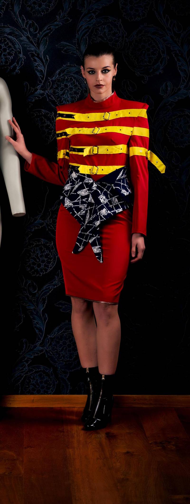 Rotes Rockiges Kleid Mit Gelben Schnallen von Guenessatiyueksel