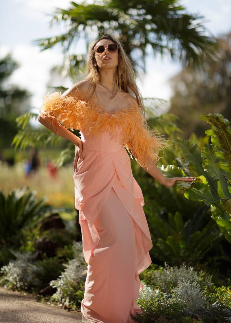 Trägerloses Langes Kleid Mit Ostrichfedern von Guenessatiyueksel