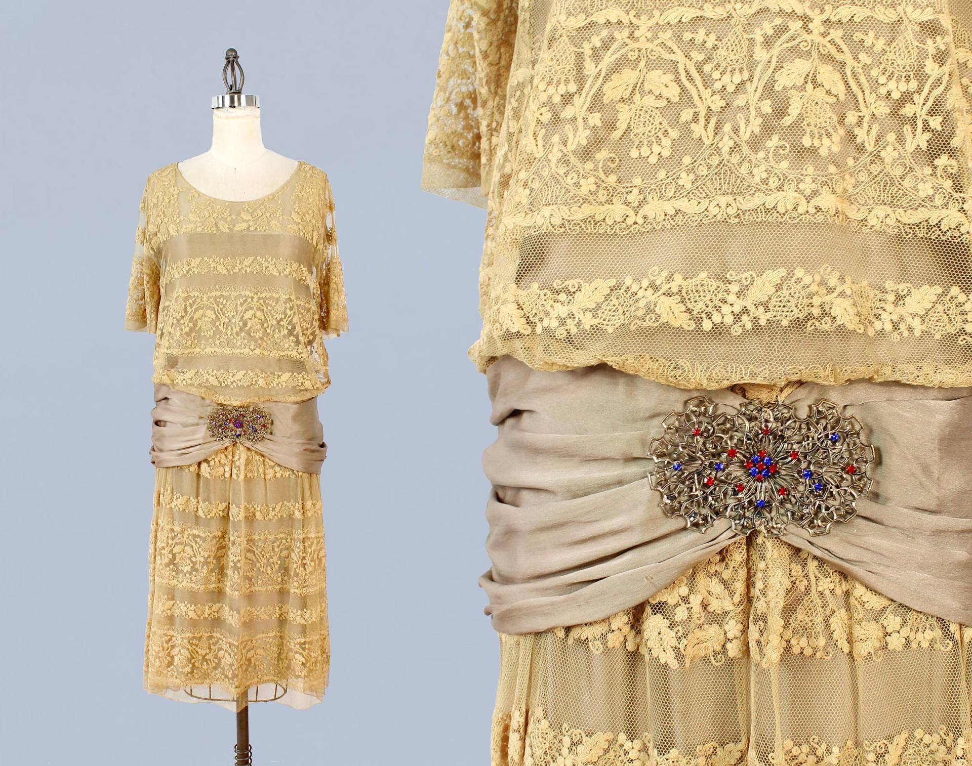 1920Er Jahre Kleid/20Er Aus Spitze Und Satin Mit Jugendstil-Schnalle 1920Er Jahre Kleid/20Er Aus Spitze Und Satin Mit Jugendstil-Schnalle von GuermantesVintage