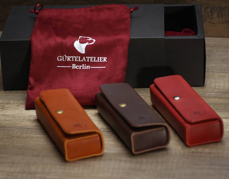 Personalisierte Brillenbox , Handgefertigtes Einzigartiges Geschenk Handmade Brillenetui Aus Vollnarbigem Leder Inkl. Geschenkbox von GuertelatelierDE