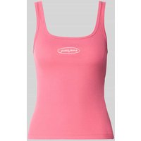 Guess Jeans Slim Fit Tanktop in Ripp-Optik mit Label-Stitching in Fuchsia, Größe M von Guess Jeans