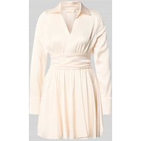Guess Minikleid mit V-Ausschnitt Modell 'CONCETTA FLARE DRESS' in Weiss, Größe XS Guess Minikleid mit V-Ausschnitt Modell 'CONCETTA FLARE DRESS' in Weiss, Größe XS von Guess