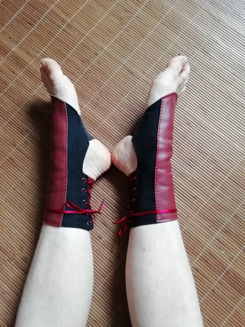 Ledergamaschen in Wunschfarbe Und Schwarzem Stoff, Sonderanfertigung Für Zirkus | Trapezgamaschen, Luftreifenstoffe, Gamaschen, Luftstiefel Ledergamaschen in Wunschfarbe Und Schwarzem Stoff, Sonderanfertigung Für Zirkus | Trapezgamaschen, Luftreifenstoffe, Gamaschen, Luftstiefel von GuetreTrapeze