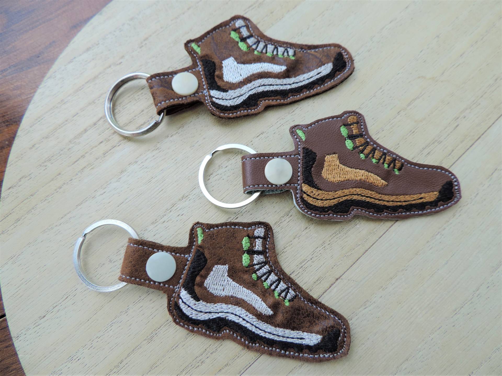 Schlüsselanhänger Bergschuh Geschenk Für Bergsteiger Wanderer Schlüsselanhänger Bergschuh Geschenk Für Bergsteiger Wanderer von Guggarella