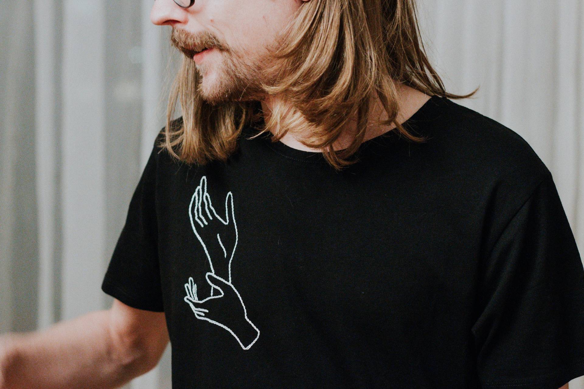 Benutzerdefiniertes Hand Besticktes Schwarzes T-Shirt Mit "Twin Peaks' Lauras Palmer's Handgeste "Meanwhile'. Minimales, Stilvolles, Kunst-Geschenk Benutzerdefiniertes Hand Besticktes Schwarzes T-Shirt Mit "Twin Peaks' Lauras Palmer's Handgeste "Meanwhile'. Minimales, Stilvolles, Kunst-Geschenk von GuiltyApollon