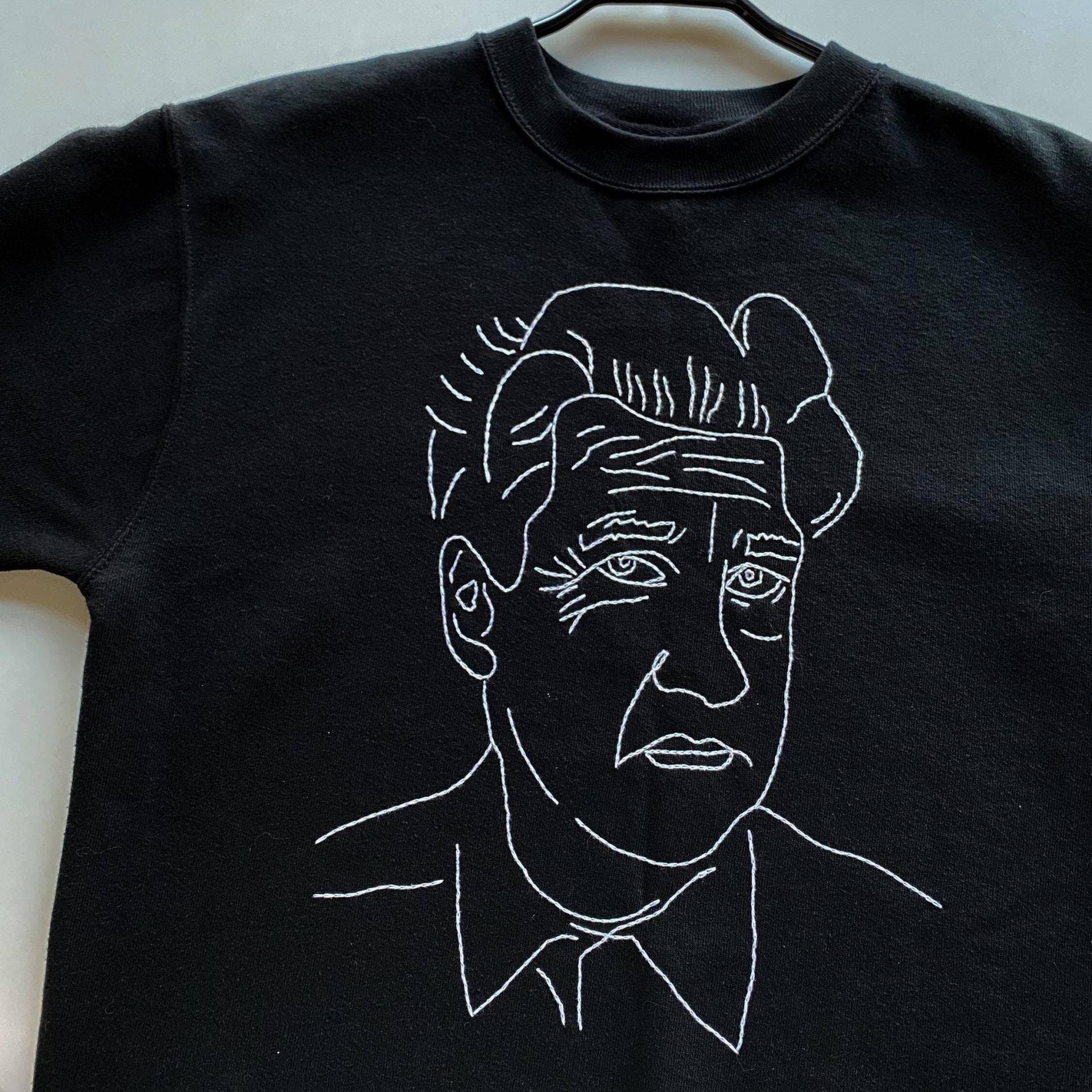 Hand Besticktes David Lynch Inspiriertes Sweatshirt. Perfektes, Stilvolles Und Trendiges Geschenk. Twin Peaks Fan Lynchgeschenk Hand Besticktes David Lynch Inspiriertes Sweatshirt. Perfektes, Stilvolles Und Trendiges Geschenk. Twin Peaks Fan Lynchgeschenk von GuiltyApollon