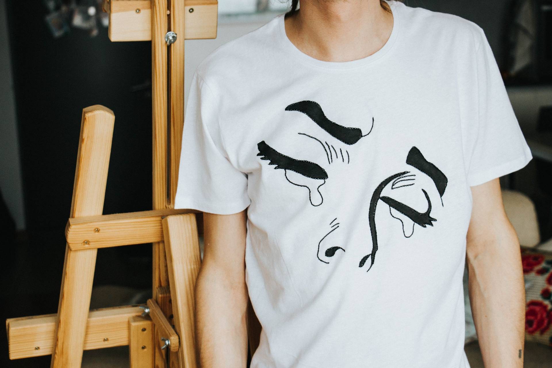 Hand Besticktes Pop Art T-Shirt Mit Traurigem Weinendem Frauengesicht. Perfektes, Stilvolles Und Trendiges Geschenk Für Sie, Ihn Oder Sich Selbst Hand Besticktes Pop Art T-Shirt Mit Traurigem Weinendem Frauengesicht. Perfektes, Stilvolles Und Trendiges Geschenk Für Sie, Ihn Oder Sich Selbst von GuiltyApollon