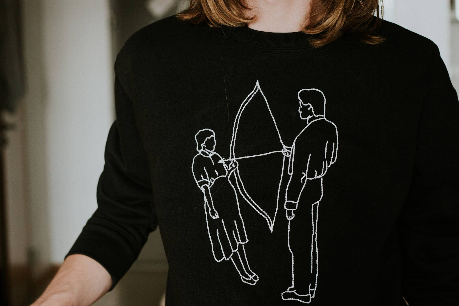 Hand Besticktes Sweatshirt Inspiriert Von Marina Abramovic Und Ulay Aufführung "Ruhe Energie" ." Kunst Geschenk. Trendiges Geschenk Für Kunst Hand Besticktes Sweatshirt Inspiriert Von Marina Abramovic Und Ulay Aufführung "Ruhe Energie" ." Kunst Geschenk. Trendiges Geschenk Für Kunst von GuiltyApollon