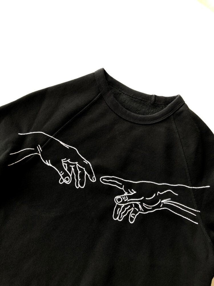 Hand Besticktes Sweatshirt Mit "Creation Of Adam' Von Michelangelo. Perfektes, Stilvolles Und Warmes Geschenk Für Ihn Oder Sie. Kunst Geschenk Hand Besticktes Sweatshirt Mit "Creation Of Adam' Von Michelangelo. Perfektes, Stilvolles Und Warmes Geschenk Für Ihn Oder Sie. Kunst Geschenk von GuiltyApollon