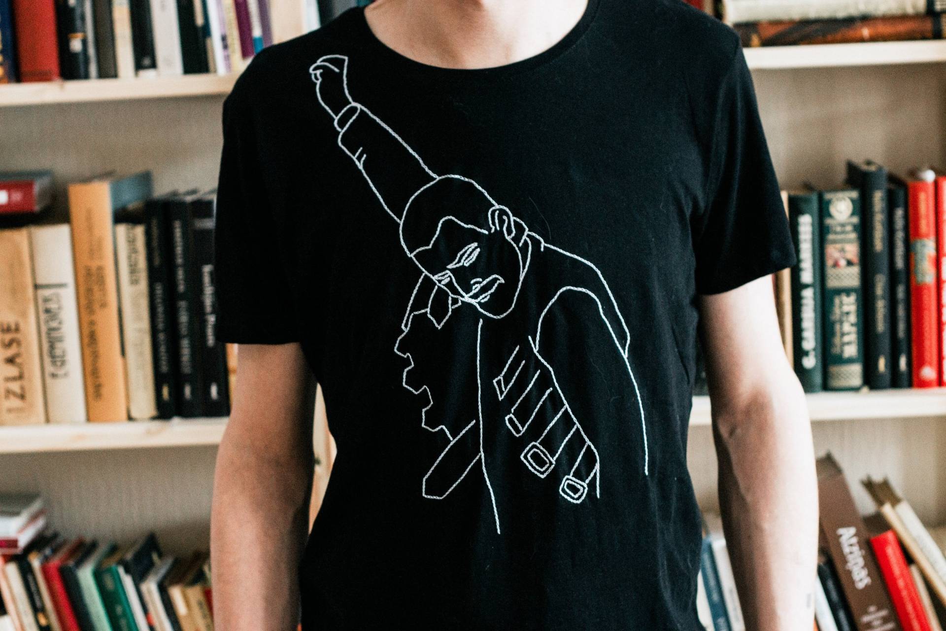 Handbesticktes T-Shirt Mit Freddie Merkur Sänger Der Rockband Queen. Art, Trendiges Geschenk Für Musik Liebhaber. Boho Rhapsody Inspiriert Handbesticktes T-Shirt Mit Freddie Merkur Sänger Der Rockband Queen. Art, Trendiges Geschenk Für Musik Liebhaber. Boho Rhapsody Inspiriert von GuiltyApollon