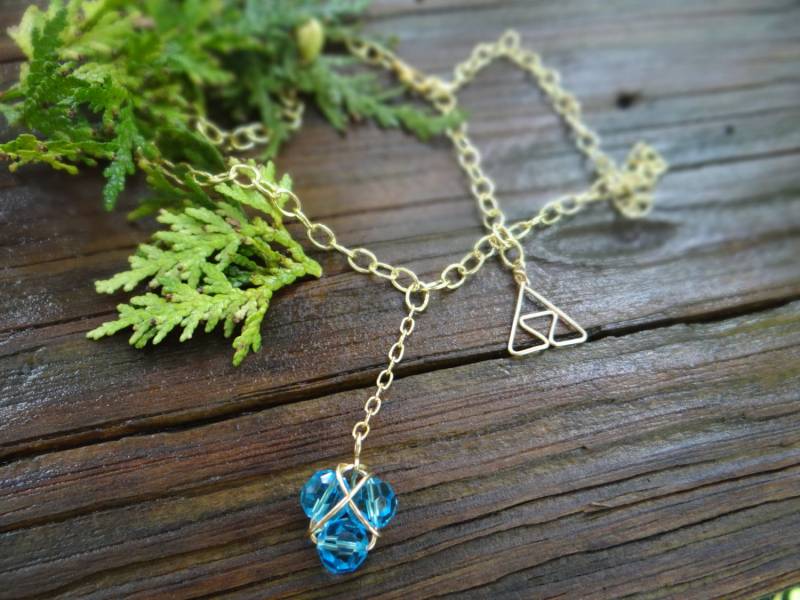 Zauberhafte Zora Sapphire Twist Halskette von GuiltyGeeks