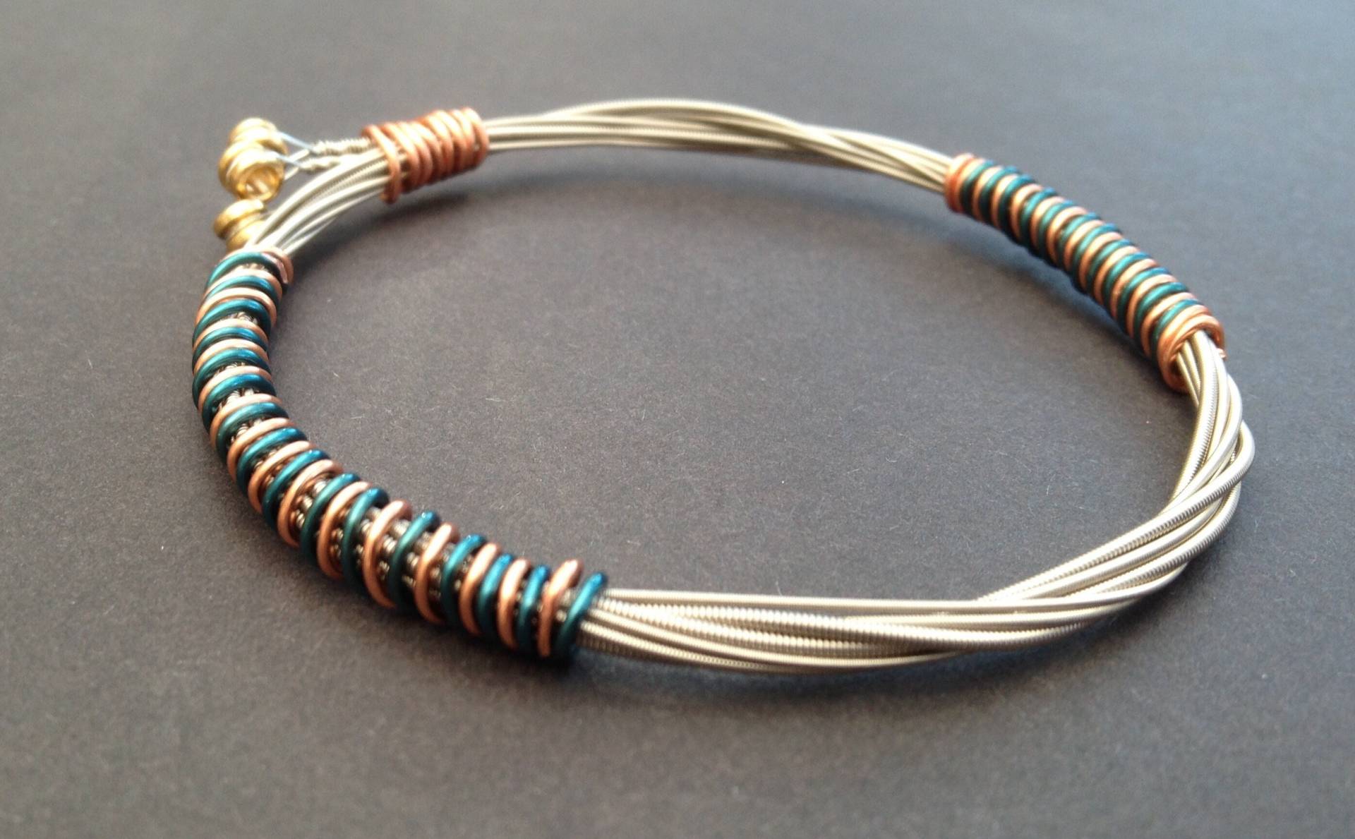 E-Gitarren Saiten Armband Aus Recyceltem Schmuckdraht. Unisex Einzigartiges Gitarrist Geschenk E-Gitarren Saiten Armband Aus Recyceltem Schmuckdraht. Unisex Einzigartiges Gitarrist Geschenk von GuitarJangles