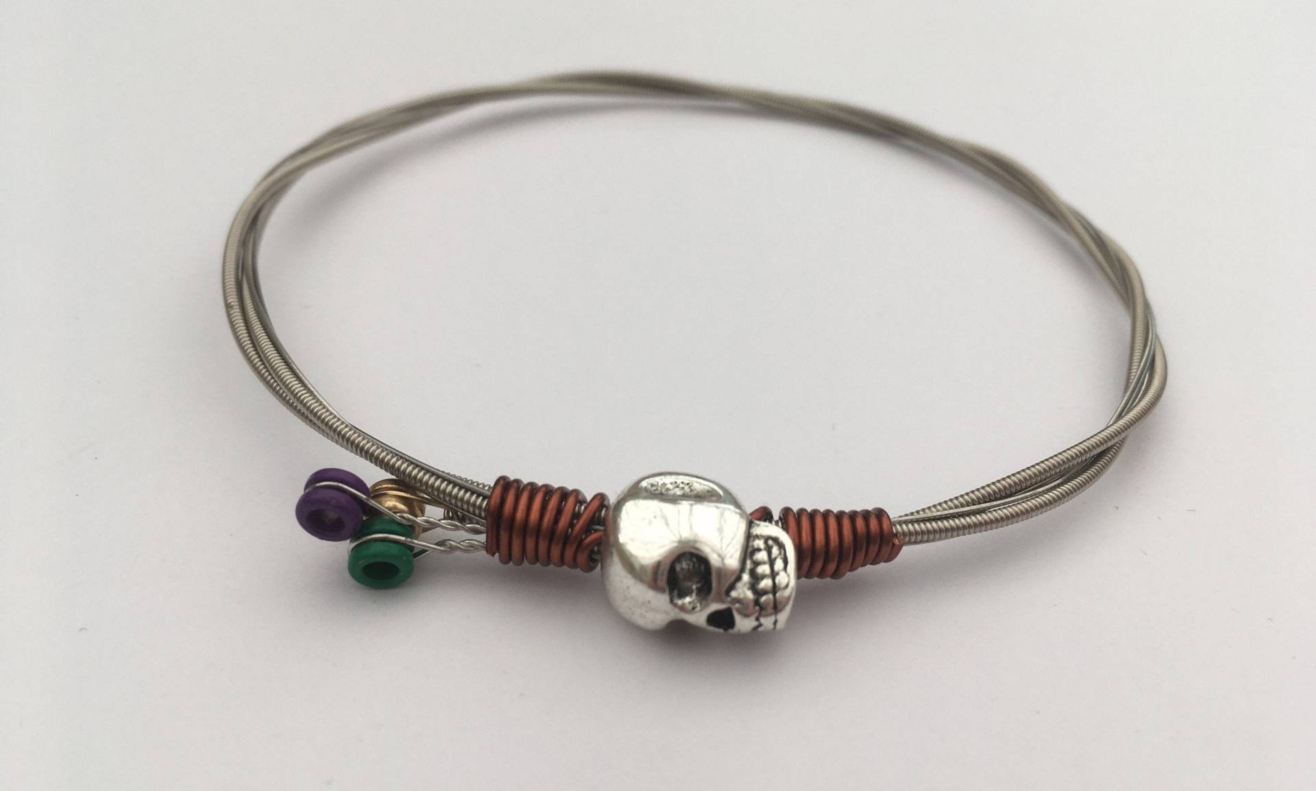 Recyceltes Gitarrensaiten-Armband Mit Totenkopf-Perle Und Kupferdraht. Unisex Einzigartiges Gitarrist Geschenk Recyceltes Gitarrensaiten-Armband Mit Totenkopf-Perle Und Kupferdraht. Unisex Einzigartiges Gitarrist Geschenk von GuitarJangles